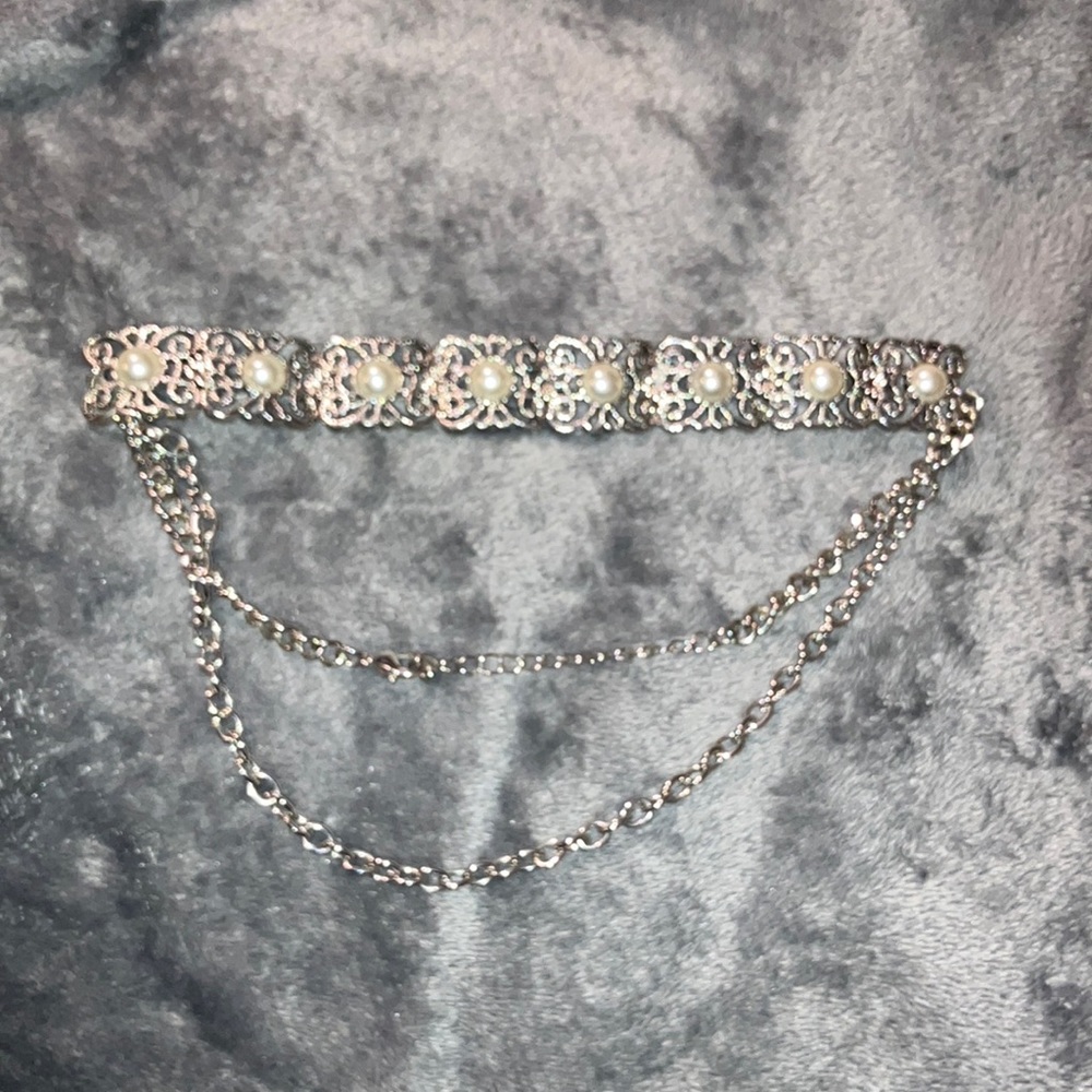 Elegant Silver Choker with Pearl Accents